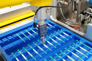 Robotic labelling cell with smallest possible gripper, for greatest possible safety